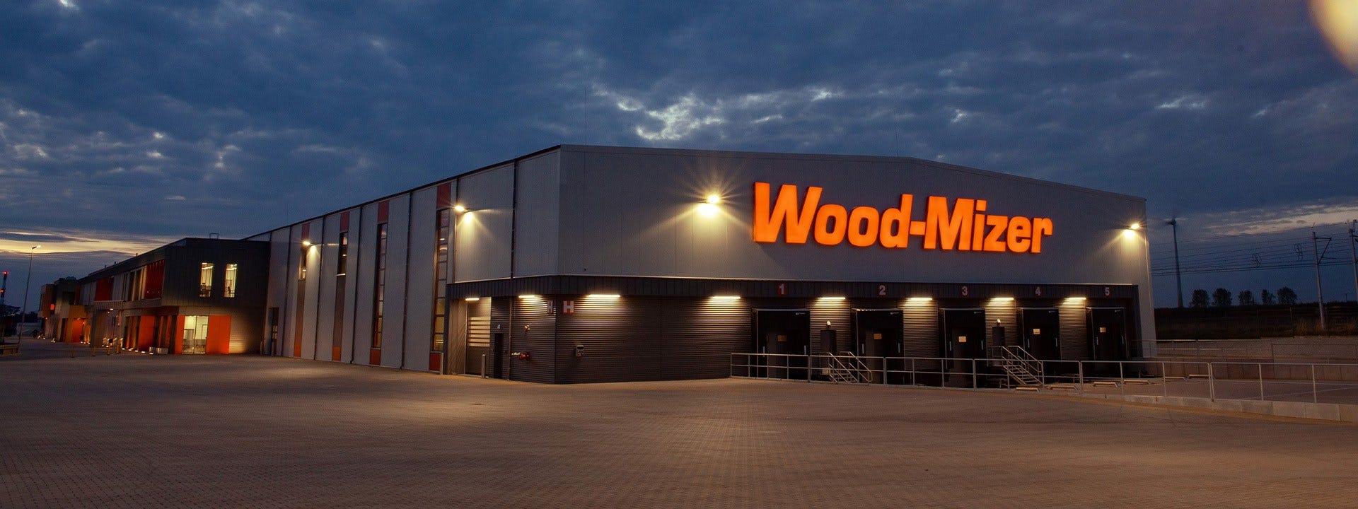 „Wood-Mizer“ gamykloje iškilmingai atidarytas naujas gamybinis pastatas